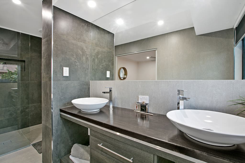 Double ensuite with large shower