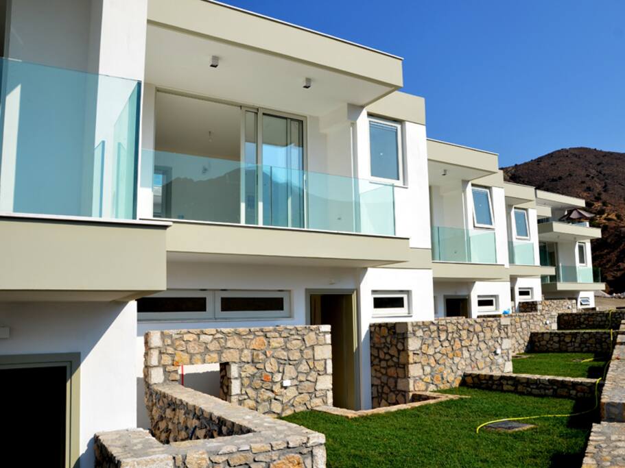 A row of 7 very similar maisonettes