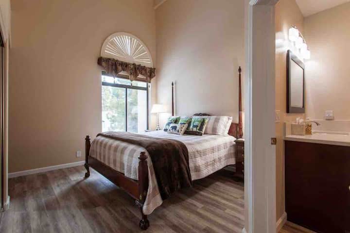 חדר שינה ראשי עם תקרות מקומרות, מיטת קינג - סייז וחדר רחצה פרטי משופץ. בחדר יש טלוויזיה חכמה עם מסך שטוח 46אינץ 'ונטפליקס.