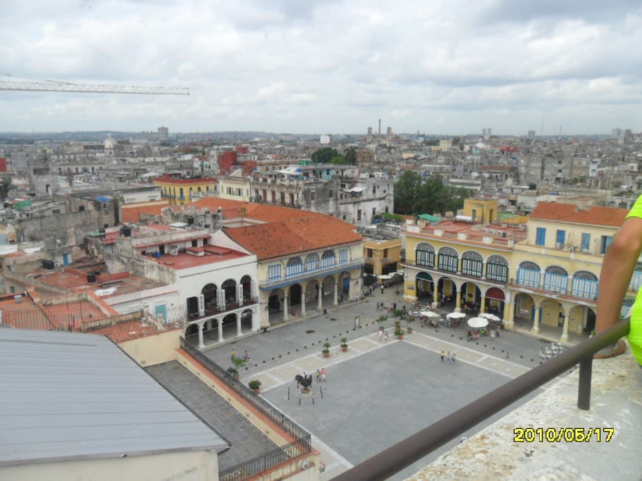 A solo tres cuadras del apartamento se encuentra la Plaza Vieja un sitio de gran valor historico