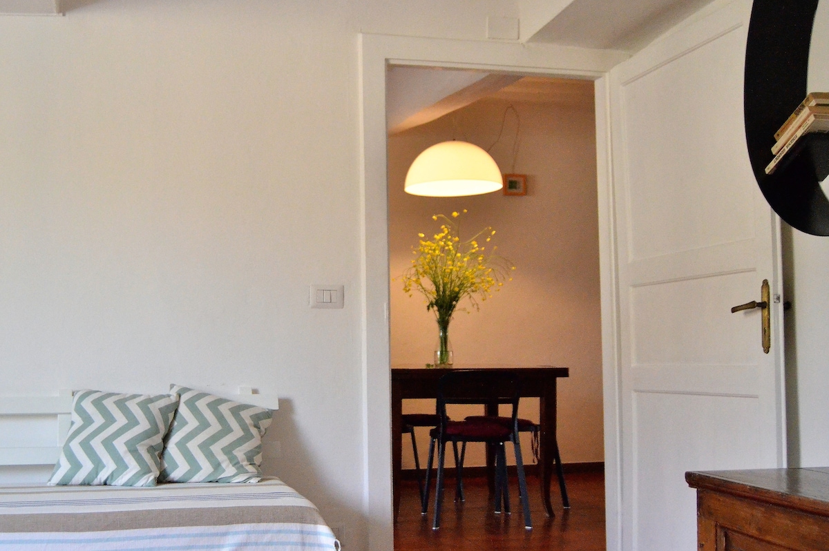 厨房的桌子上有一些自发的花朵。 漂浮在平板电脑上，第一课！