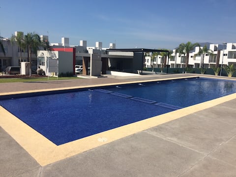 Casa nueva, 2 plantas, caben hasta 8 personas.