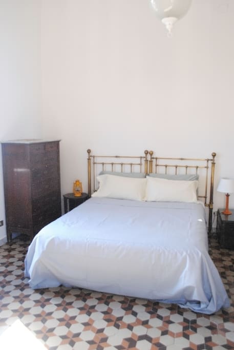 Very large and bright double room with window and a balcony - it faces the back of Teatro Massimo