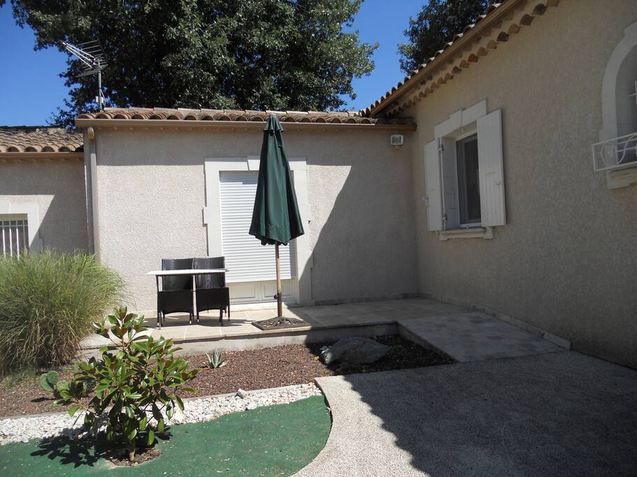 Entrée de la chambre indépendante, petite terrasse avec parasol