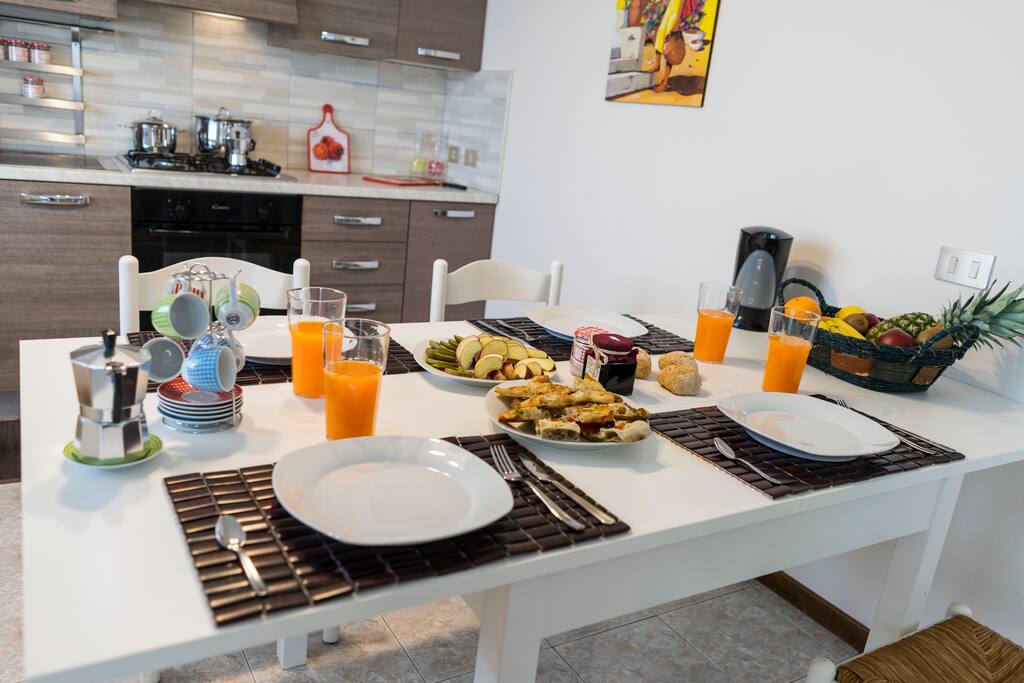 cucina completa di stoviglie ed elettrodomestici, compresa lavastoviglie