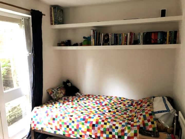 Dormitorio individual con vistas al jardín