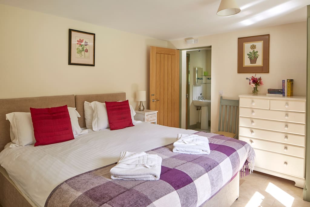 Super king bed which can be split into 2 large singles