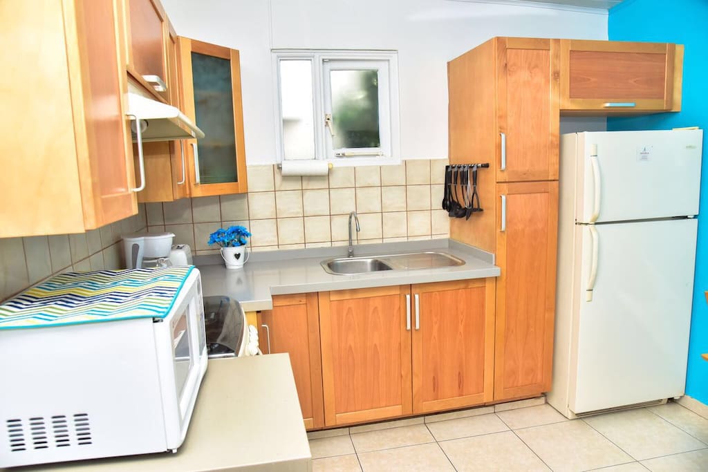 Fully equiped kitchenette with all you need to make your delicious meal, electric stove , cofeemachine , toaster , blender, pots and pans , utensils and Dishes , coffeemugs, wineglasses and a safebox also provided.