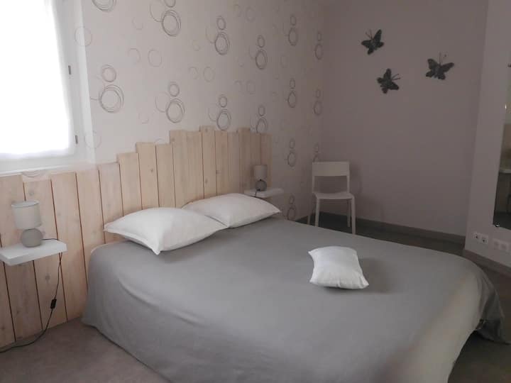 חדר שינה 2 ממוקם בקומת הקרקע (גישה ל - PMR) עם מיטה אחת בגודל 140 x 200.

