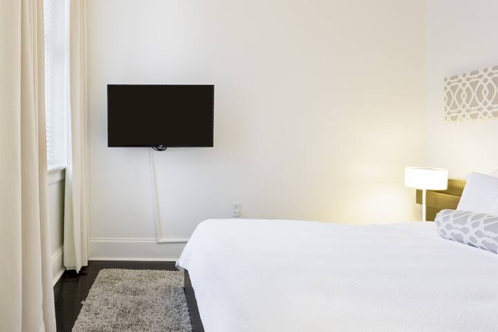 Walk to the French Quarter from Financial District Apartment gallery image 5