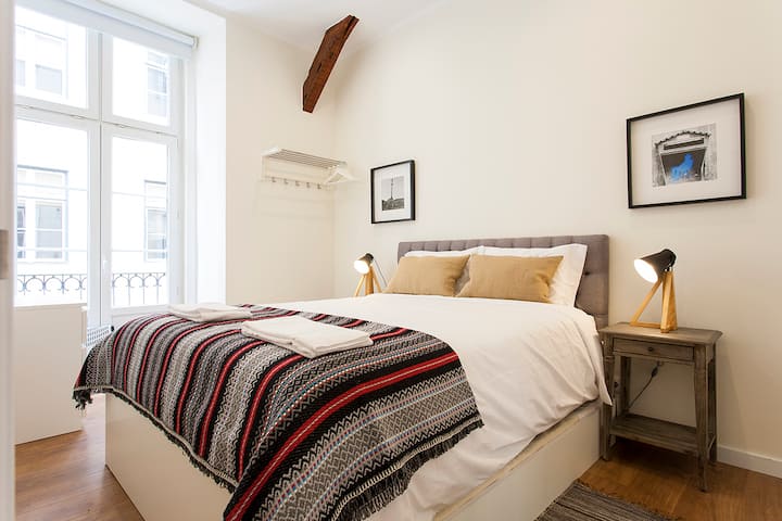 Ოთახი#1: 1 ორადგილიანი საწოლი და კიდევ ორი ერთადგილიანი საწოლი ორადგილიანი საწოლის ქვეშ (ძილი 2+2)