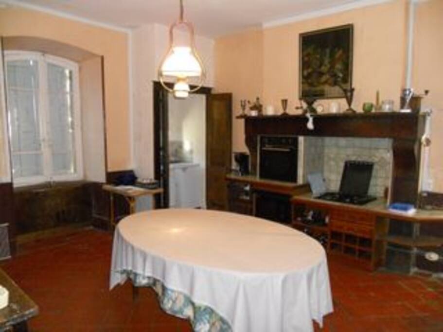 Cuisine style ancienne avec four , micro-onde , cuisinière , évier ,lave-vaisselle ,lave-linge et machine à café.
Old style kitchen with oven ,mircowave ,stove , sink , dishwasher ,washing machine and coffee maker .