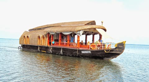 Eco Trails - Houseboat cruise in Kerala Backwaters