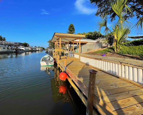 Hull Landing- Canal Front Escape with Boat Dock!