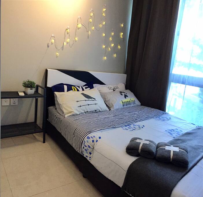 Master bedroom with queen size bed