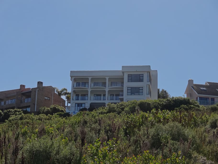 Located on a green belt overlooking a cliff, the house has unobstructed views of the Indian Ocean