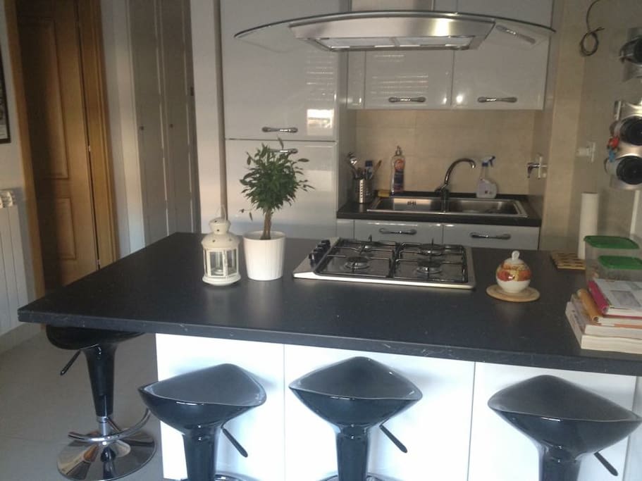 soggiorno con cucina a isola