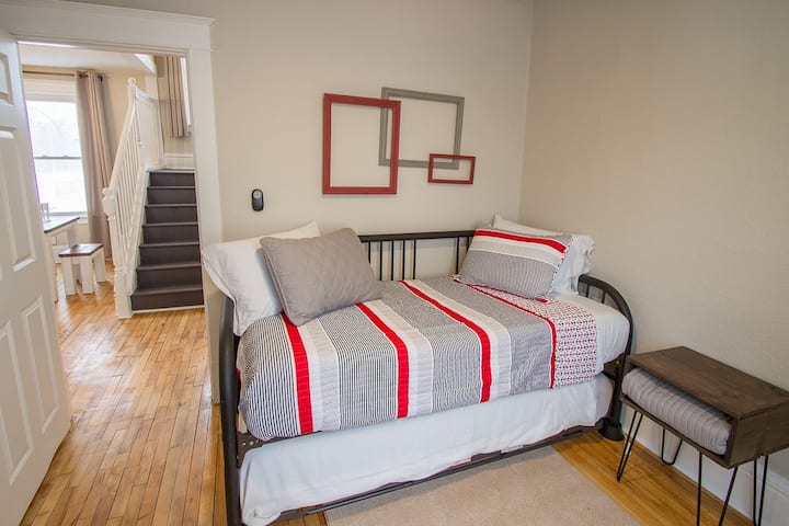 主楼层卧室配有两张单人沙发床，下方有脚轮-当需要额外的睡眠空间时，可变成两张单人床