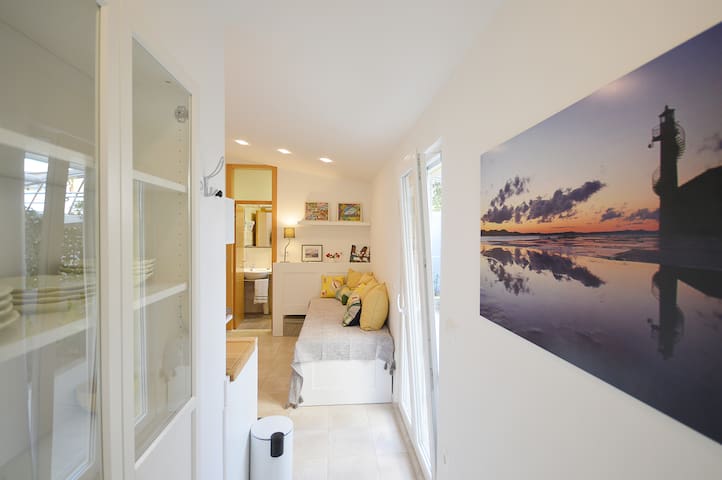 apartment:yellow door for 2