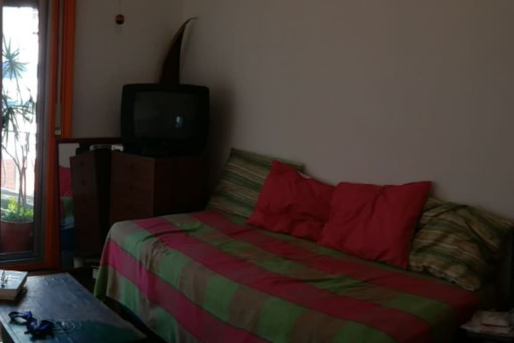 Cama-sommier en la habitación en alquiler. (el tv ya no está)