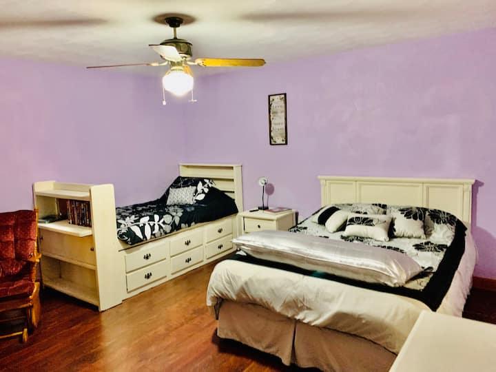 Spavaća soba 2 s krevetom za jednu osobu (širine 150 - 179 cm), televizorom, ormarom i stoli