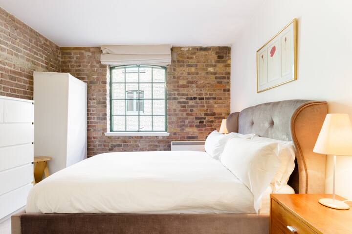 Designer Warehouse Two Bedrooms, London Bridge gallery image 2