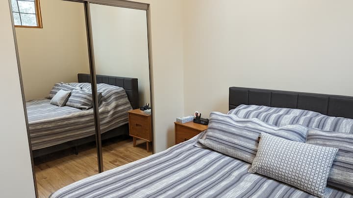 Chambre principale avec lit King Size neuf et matelas moyen en mousse à mémoire de forme de 12pouces de Novilla. Système de placard 96"complet derrière les portes coulissantes du miroir