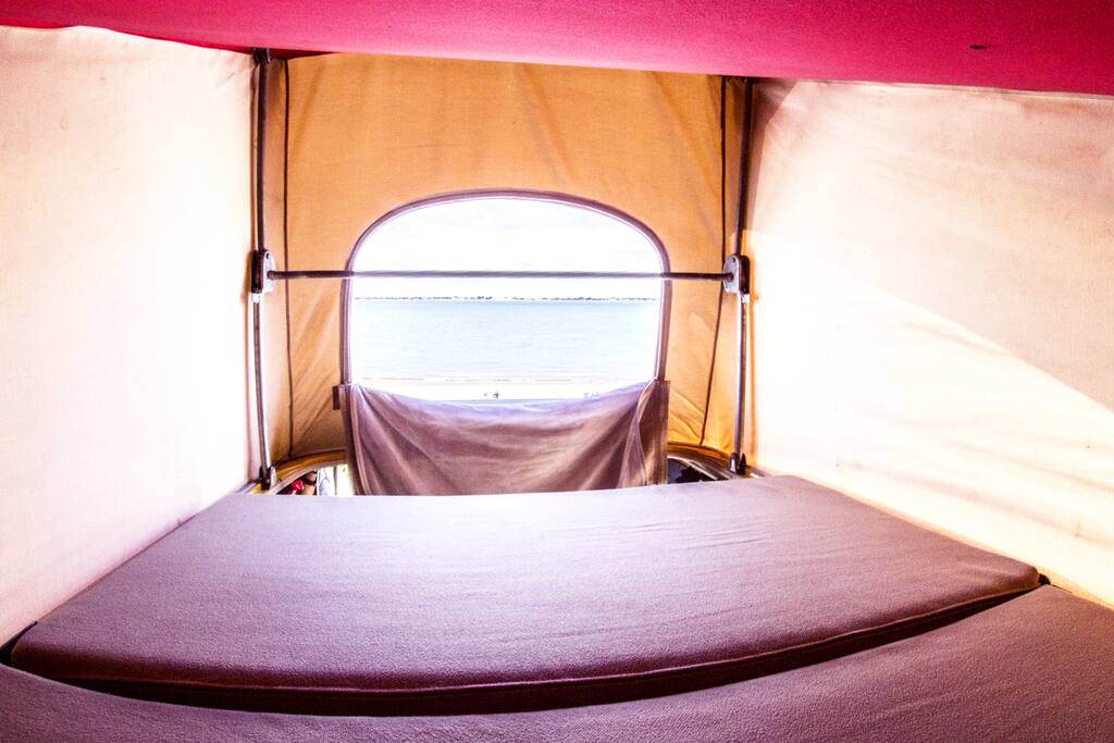 Chambre à l'étage avec vue sur la mer.