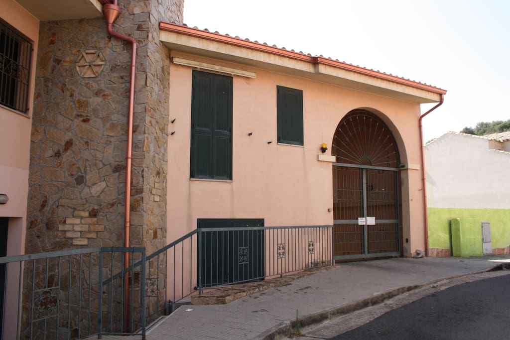 L'entrata dal cancello elettrico in Via Aspromonte
