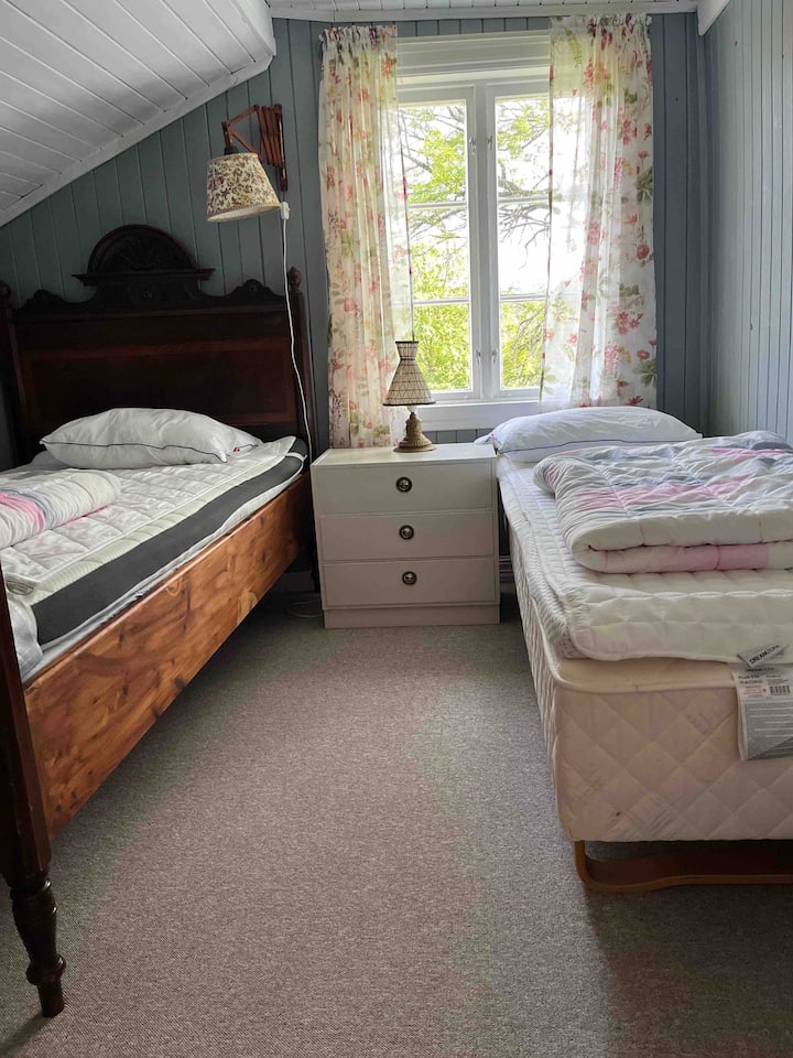 Chumba cha wasichana chenye vitanda 2 vya mtu mmoja. Kitanda kimoja chenye upana wa mita 1, kingine kina upana wa sentimita 80. Duveti zote ni sentimita 120x200. 