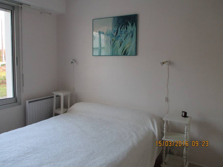 Grand placard mural en face du lit