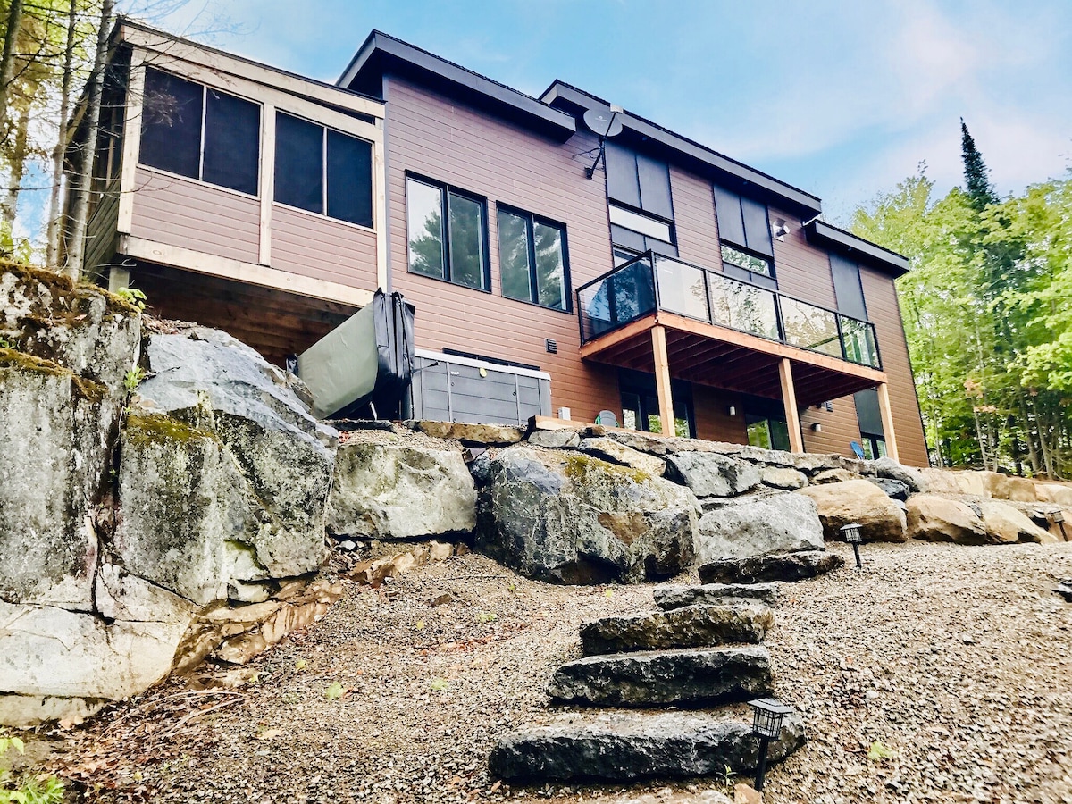 Lakefront Cottage | Hot Tub, Fireplace, Spa & BBQ - Lac de l'Achigan