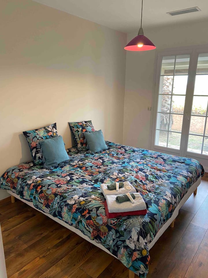 Კონდიციონერი-Moustiquaire
ორადგილიანი საწოლები 2x2 მ ან ცალ-ცალკე
Საგარდერობო ოთახი, საკიდები
და აუზი
Შამპუნის/საპნის
ოთახი ტერასას გადაჰყურებს დეკორატიული სკამით