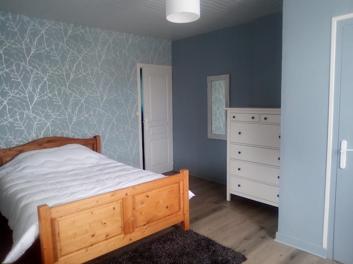 Hlavná spálňa na poschodí s WC a umývadlom 