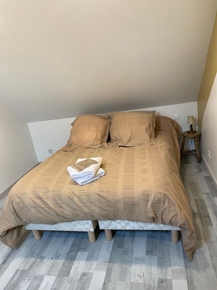 ห้องแชมเปญ 2 บ็อกซ์สปริงไฟฟ้า 
 ที่นอนเดี่ยว 1 ที่นั่ง 
2 ที่นั่ง 