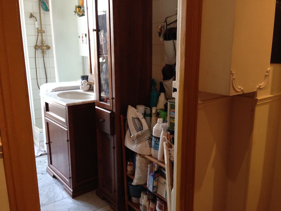 s. de bain en face vestibule, Sarah à Droite, vous à gauche