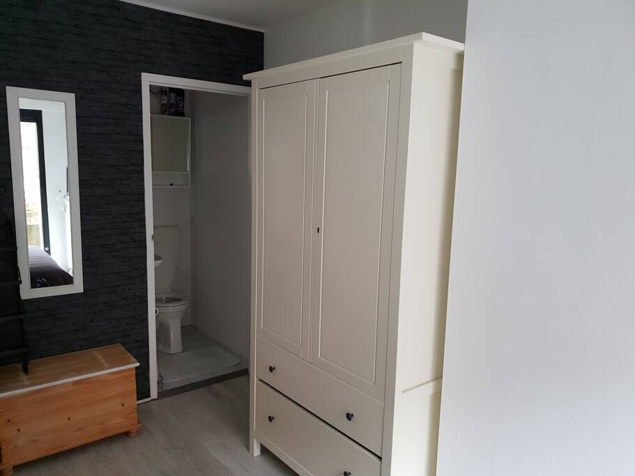 Toilet met klein wasbakje.