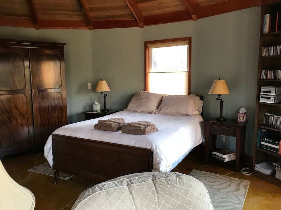 Comfortable queen bed with high quality linens