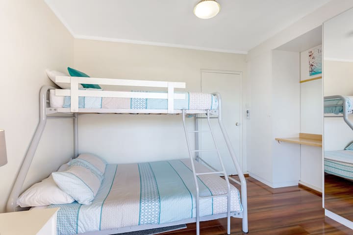 Tweepersoonsbed en stapelbed, volledig voorzien van airconditioning