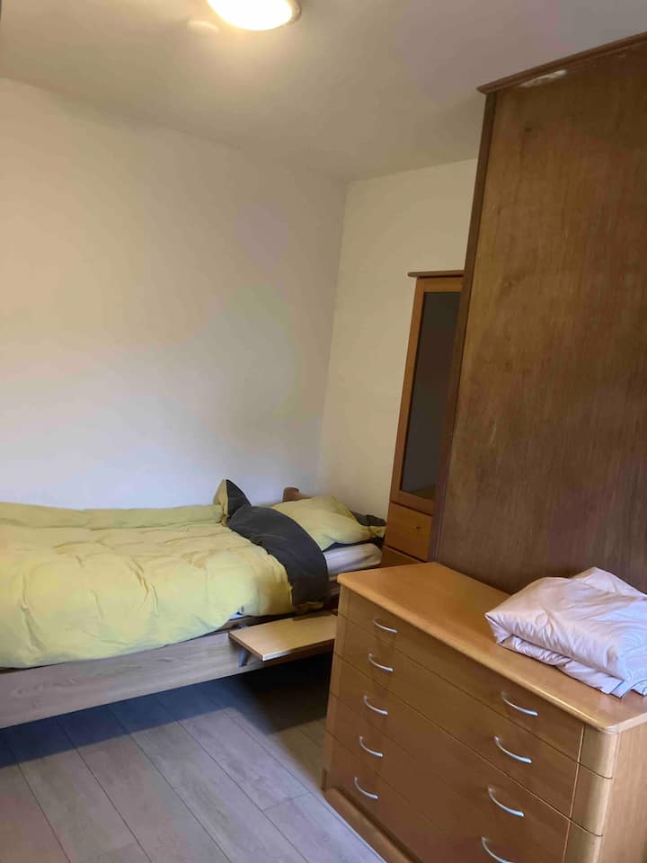 Mojawapo ya vyumba 3 vyenye kitanda 1 cha mtu mmoja.