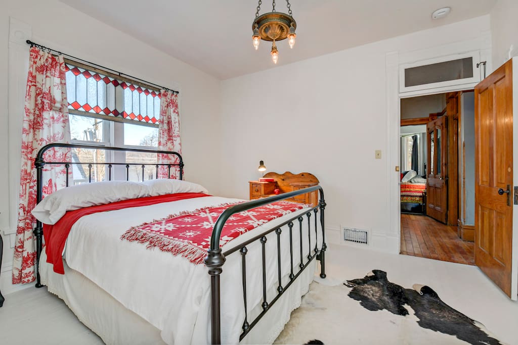 Upper Bedroom (queen