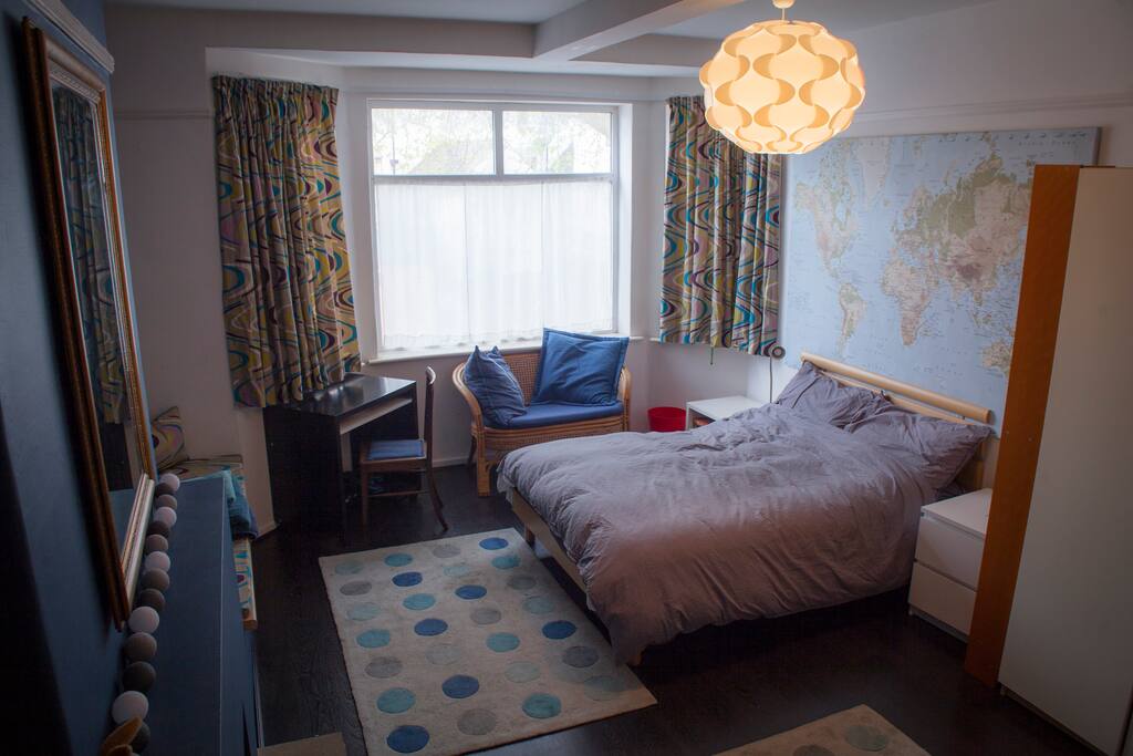 Spacious room with space to sit