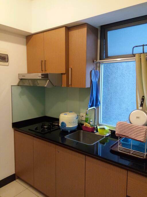 dapur yg kompak, beserta rice cooker dan tempat cucian piring