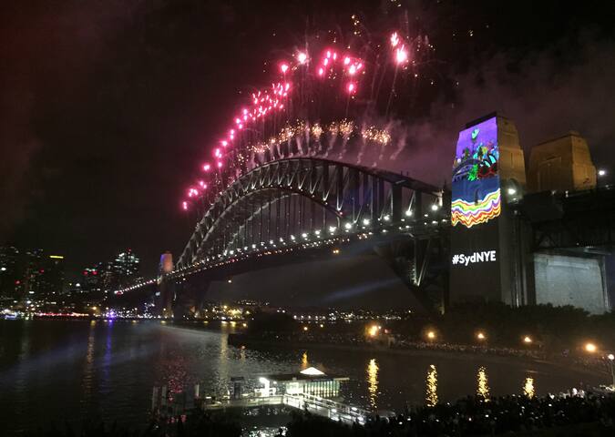 FABULOUS VIEWS OF THE HARBOUR BRIDGE / OPERA HOUSE gallery image 3