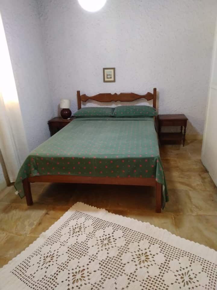 Selia e Shtëpisë (Suita 1) me dollap të integruar.
Ventilator portativ.