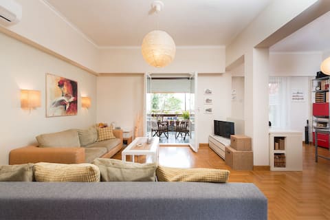 Top Airbnb: Stylish flat with veranda in the heart of athens in ΕΞΑΡΧΕΙΑ