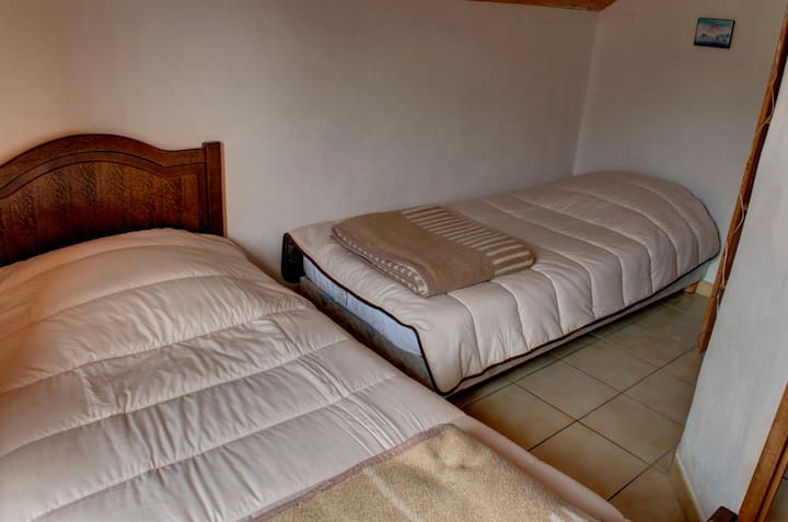 Quarto 1. 2 camas em 90x190 As camas são protegidas por uma capa de colchão e uma lã, bem como uma lã por travesseiro, trocada após cada aluguel. 1 capa de cama e um cobertor de lã