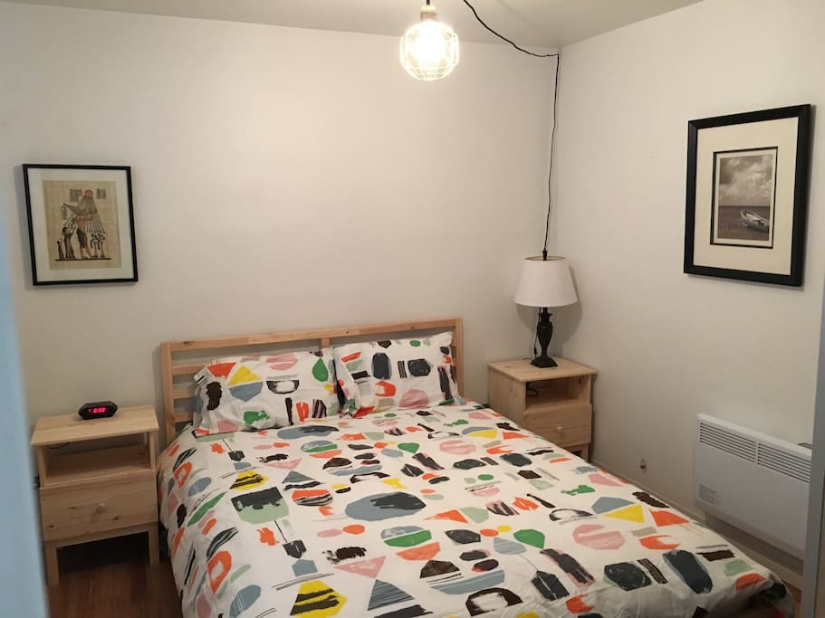 Master bedroom queen bed
