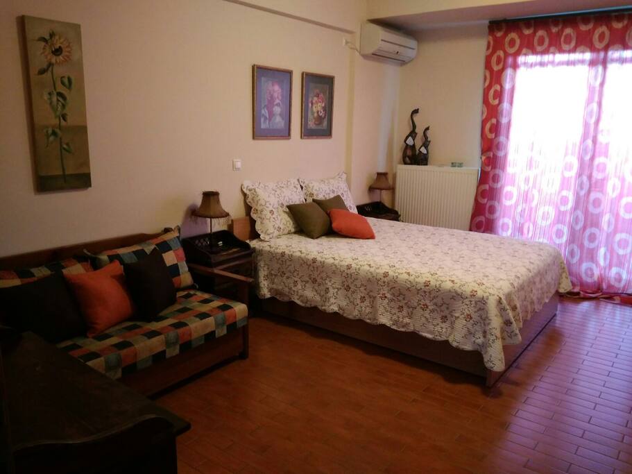 Η ιδιωτική σας κρεβατοκαμαρα - Bedroom:Queen SIze bed