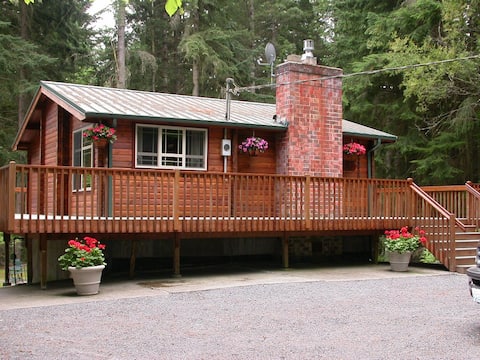 Cozy Log Cabin Getaway on 6 Private Acres